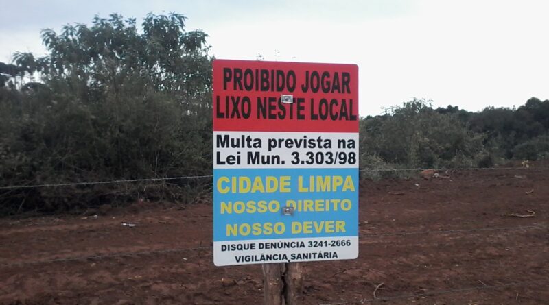 Placa indica a Lei e o número para denúncias