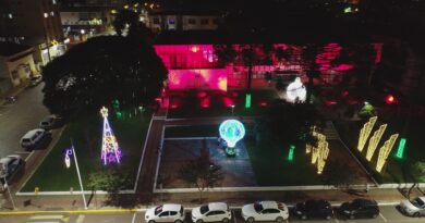 Frente da Prefeitura Municipal com iluminação de Natal