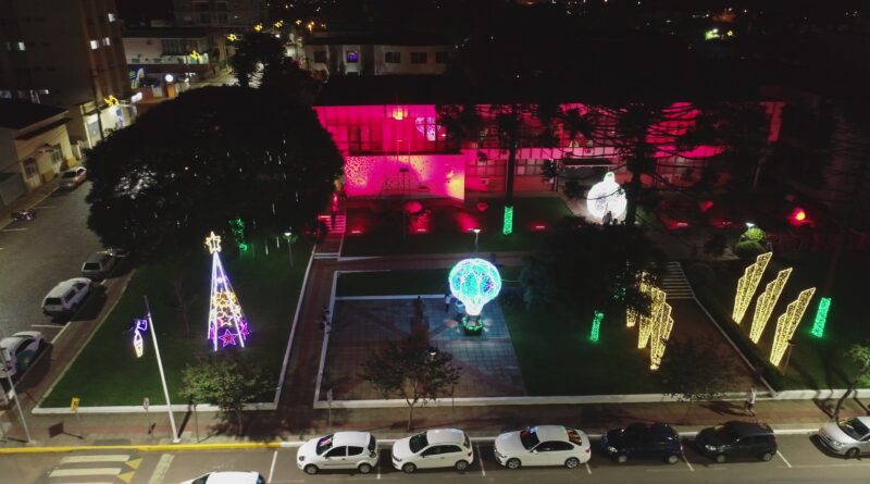 Frente da Prefeitura Municipal com iluminação de Natal