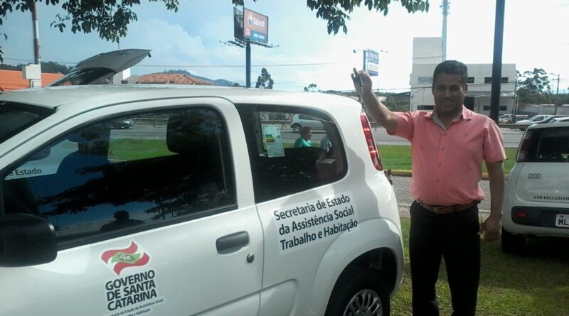 Secretário João Carlos Martins dos Santos recebeu o veículo em Florianópolis