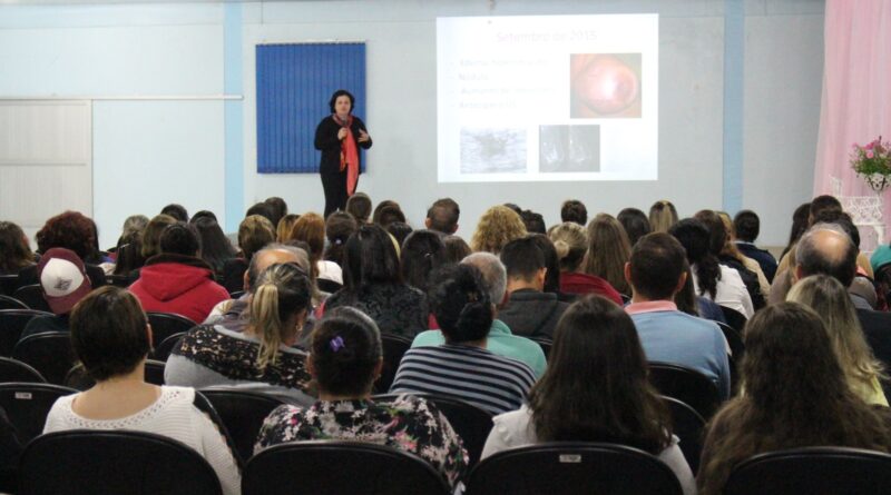 Doutora Luciana Silva dividiu experiências com o público presente