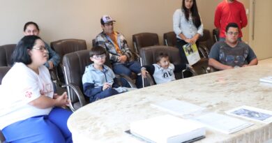 Crianças e jovens com Síndrome de Down em visita ao gabinete