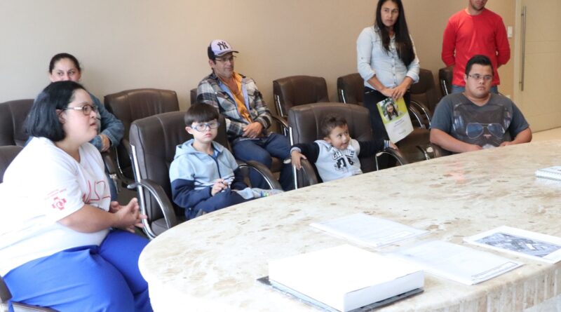 Crianças e jovens com Síndrome de Down em visita ao gabinete